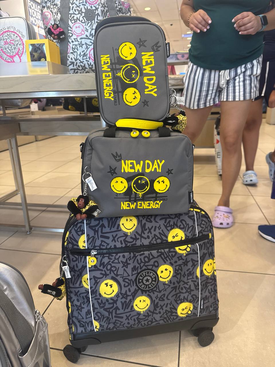 Kit Mala escolar New Storia  Happy face    + Lancheira MIYO  + Estojo 100 Pens