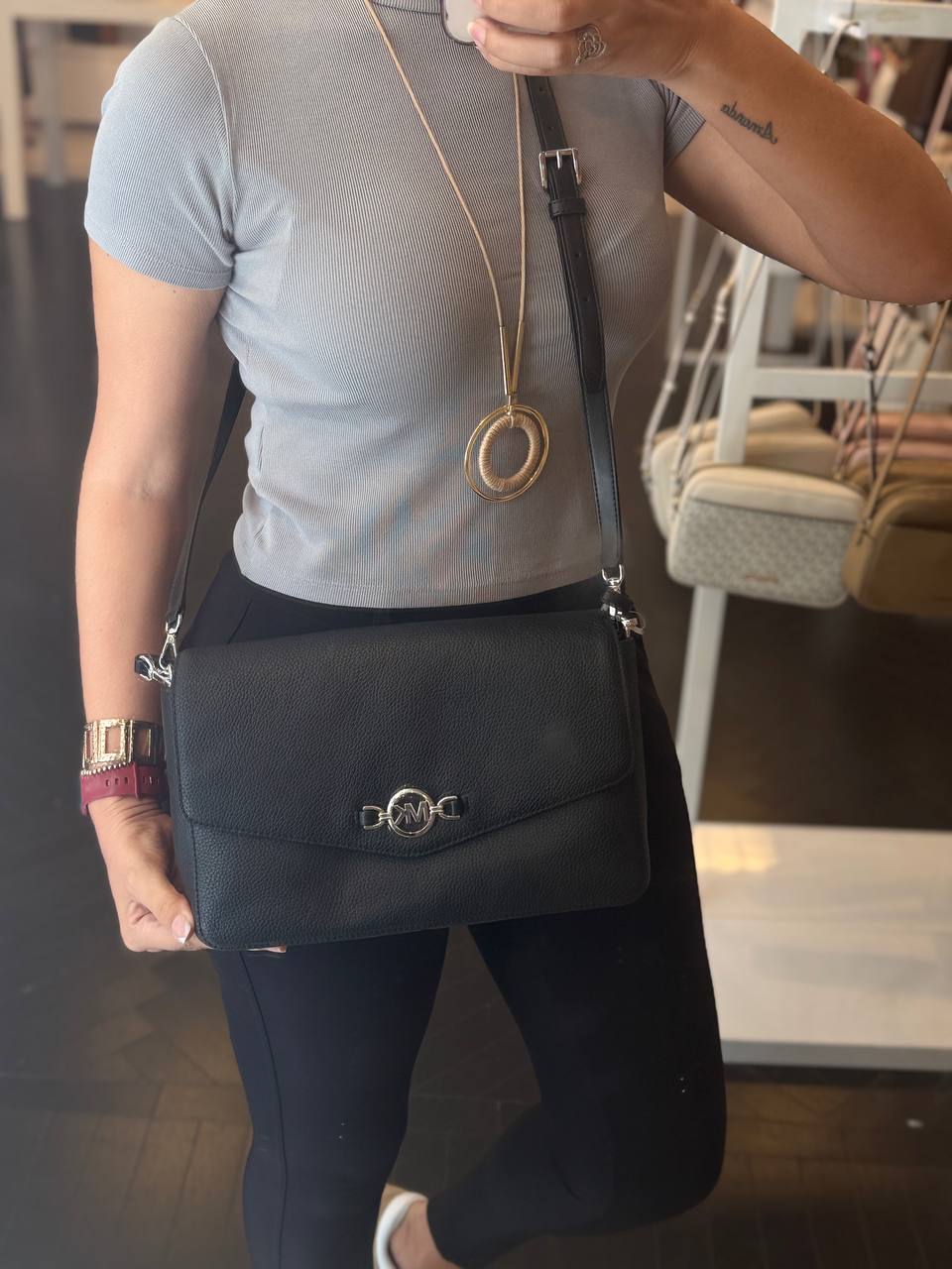 KACEY LG FLAP SHLDR LEATHER com alça crossbody