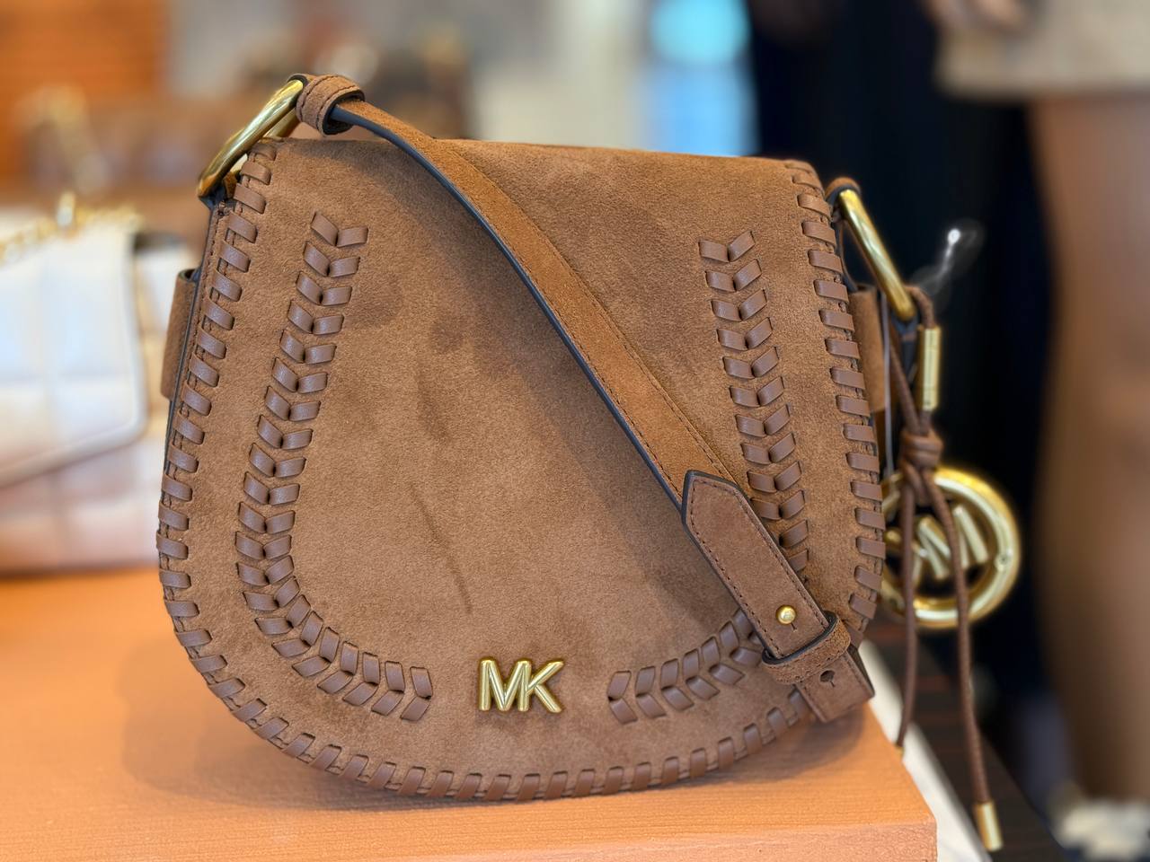 CROSSBODY JOSIE  MD  SADDLE FLAP MSGR