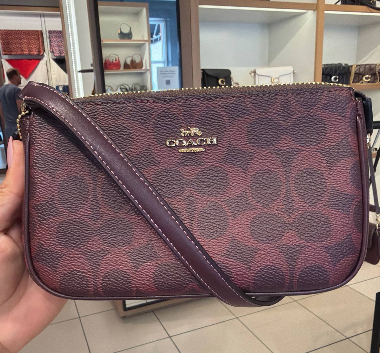 Bolsa com alça curta cabe iPhone pro max