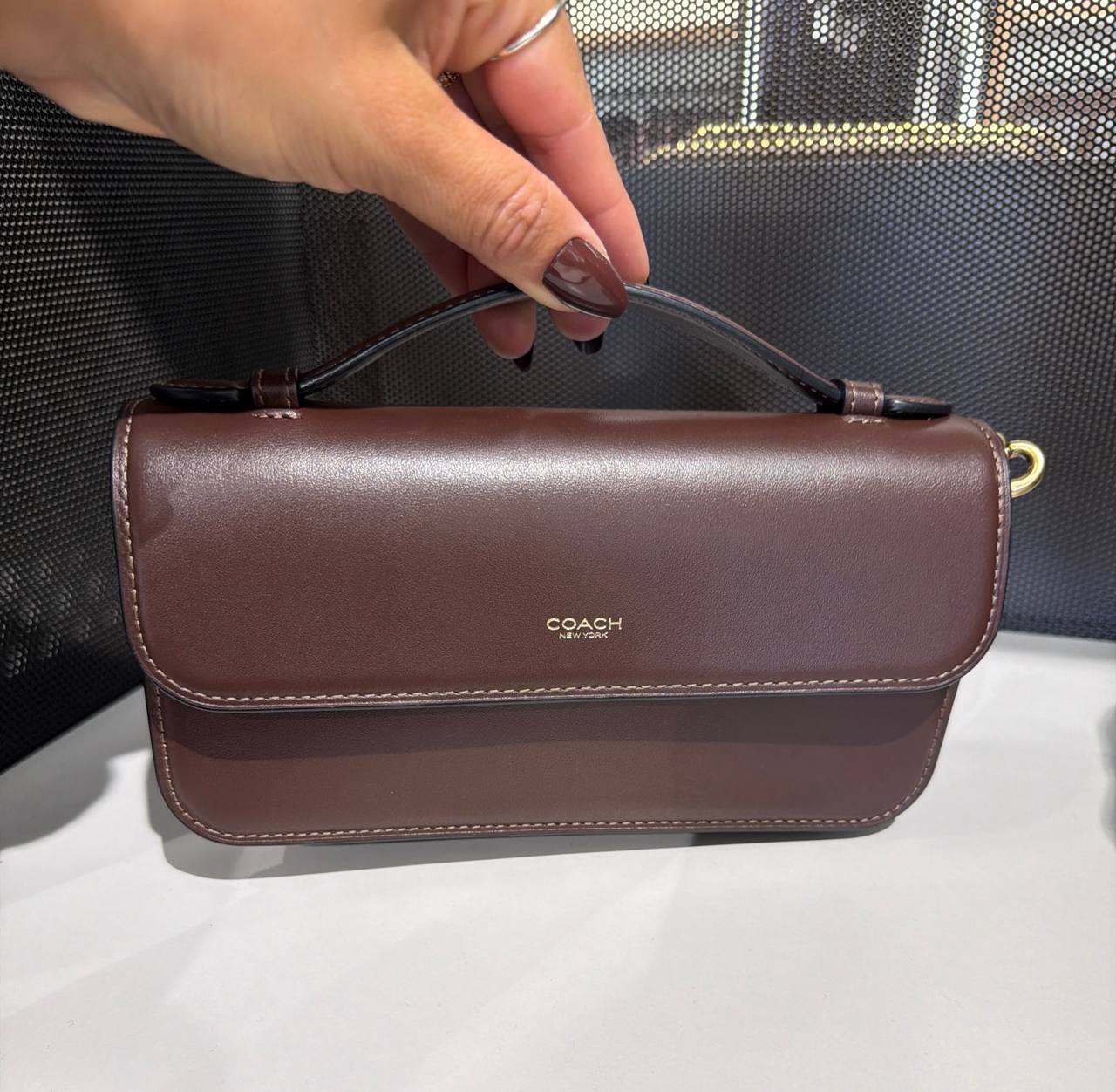 New York Elora Top Handle com alça crossbody