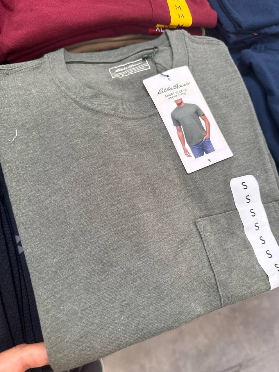   camiseta cor única manga curta   com bolso   Eddie Bauer