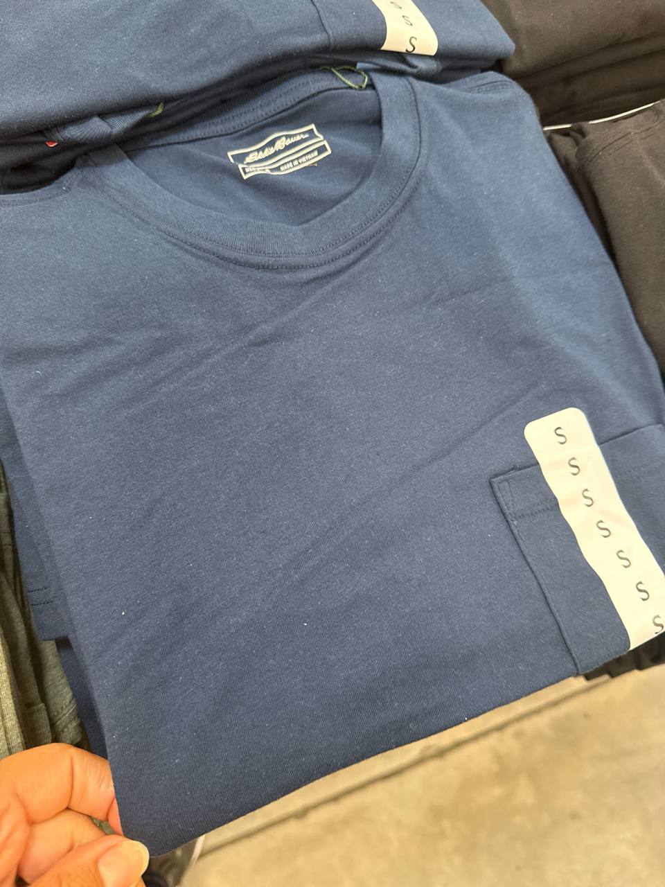   camiseta cor única manga curta   com bolso   Eddie Bauer
