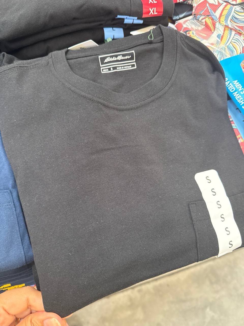   camiseta cor única manga curta   com bolso   Eddie Bauer