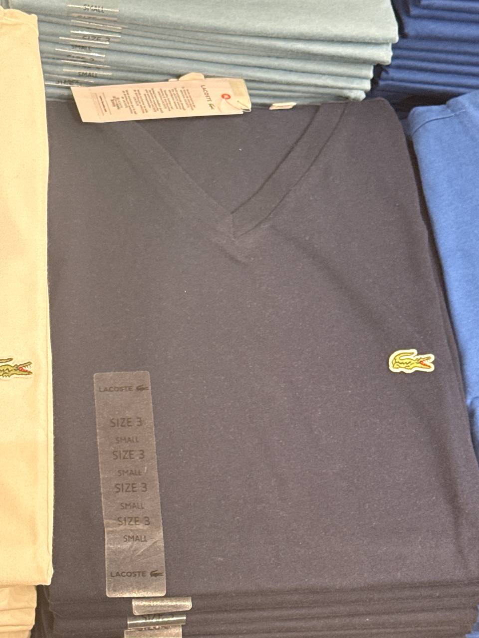 camiseta gola V manga curta regular fit  cor única