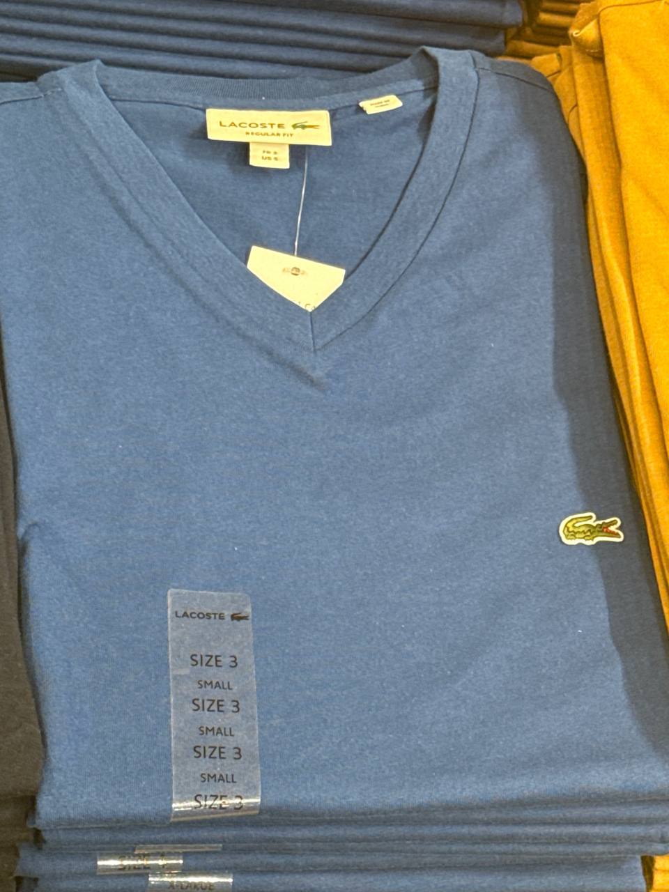 camiseta gola V manga curta regular fit  cor única