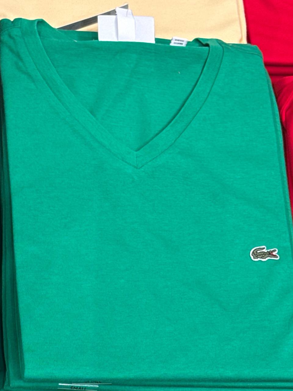 camiseta gola V manga curta regular fit  cor única