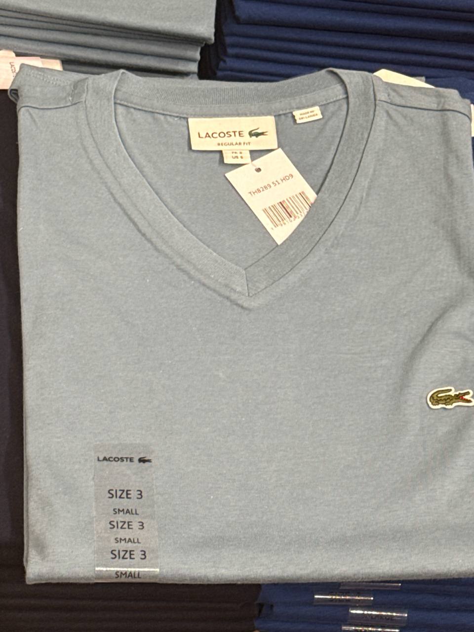 camiseta gola V manga curta regular fit  cor única