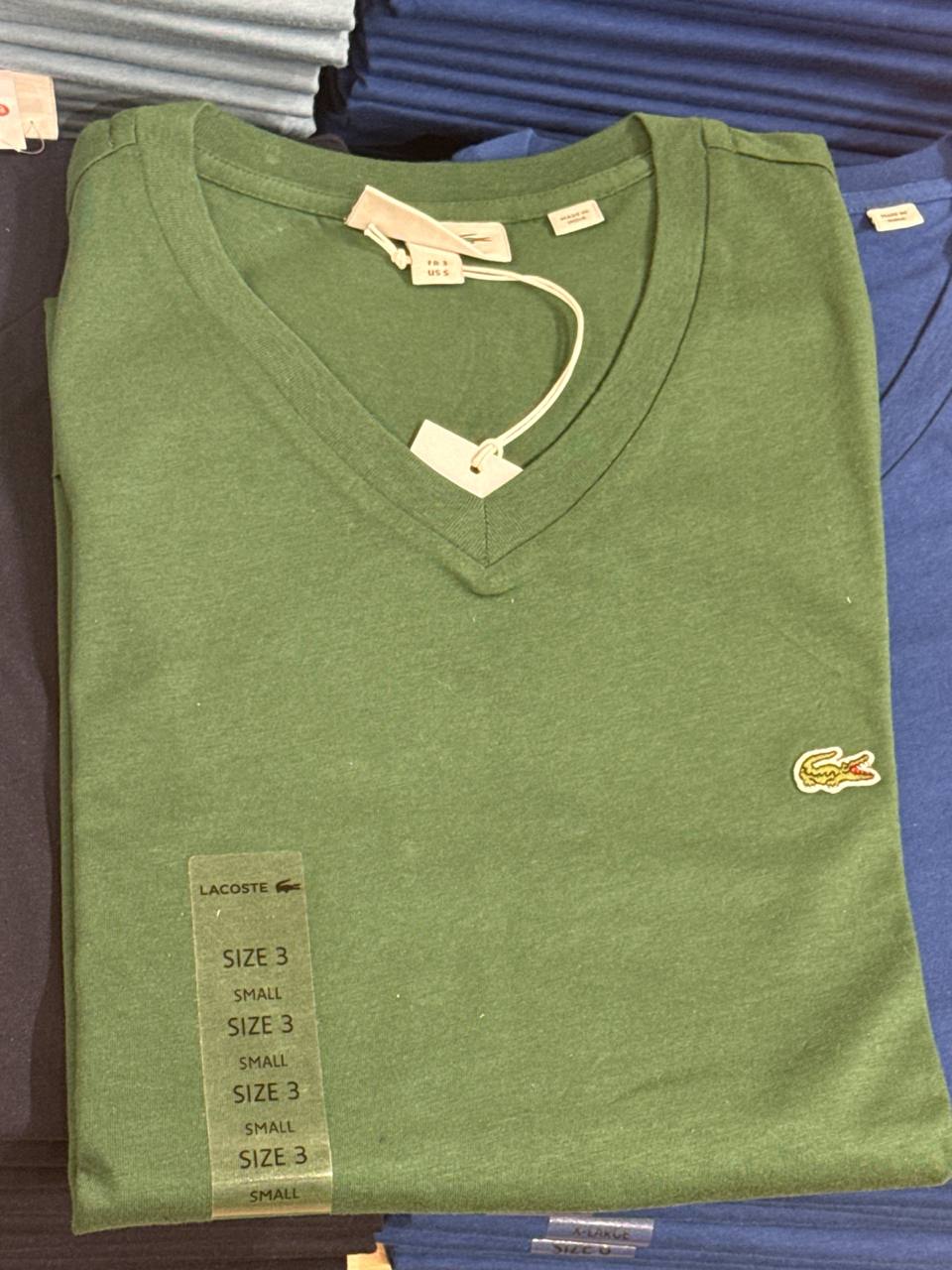 camiseta gola V manga curta regular fit  cor única