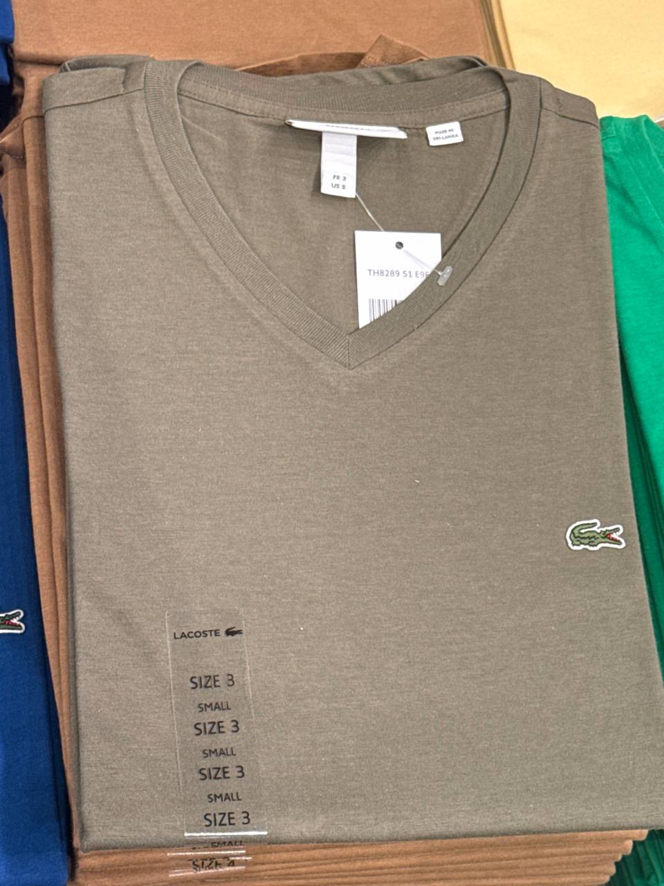 camiseta gola V manga curta regular fit  cor única