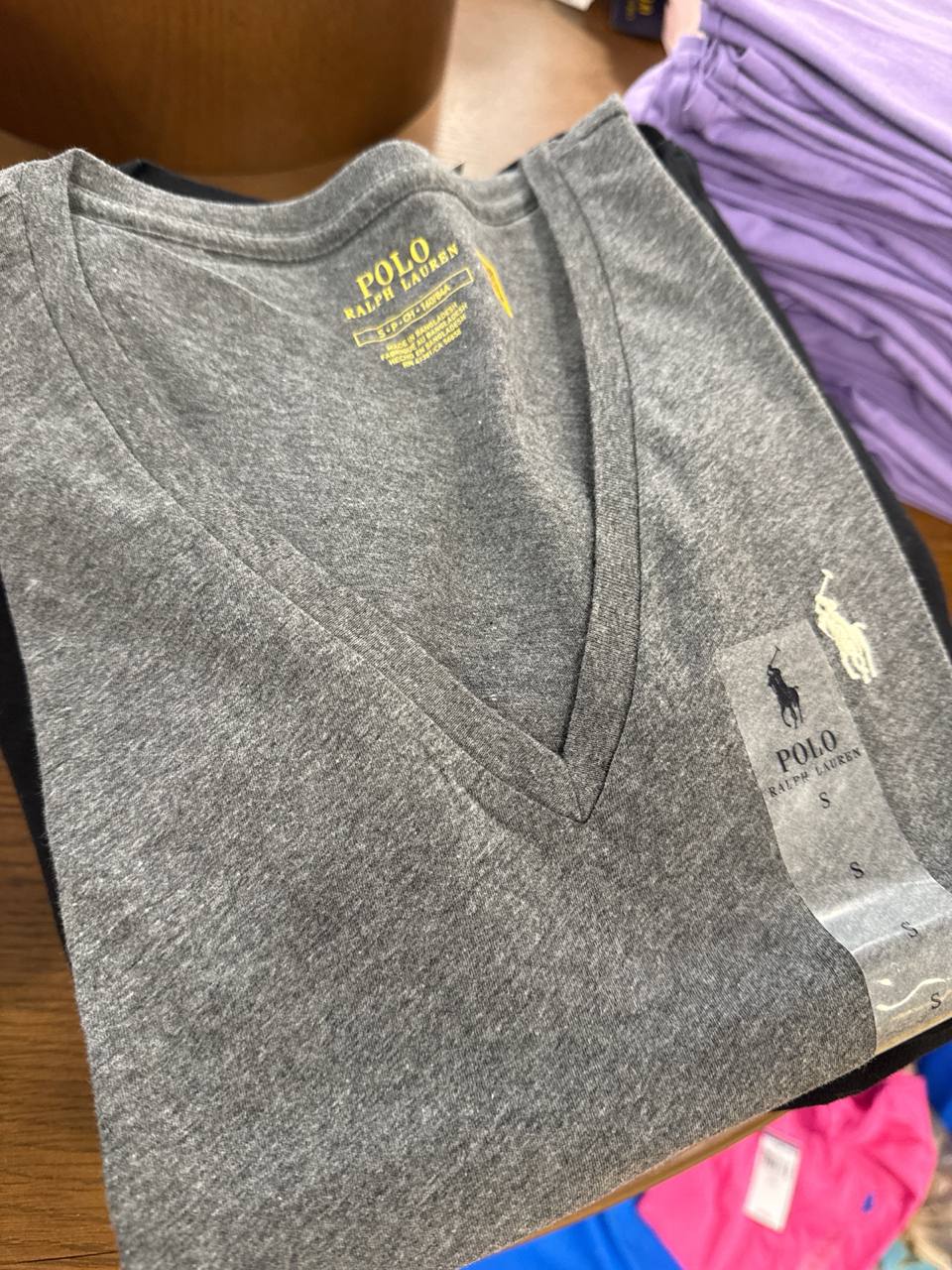 camiseta gola V