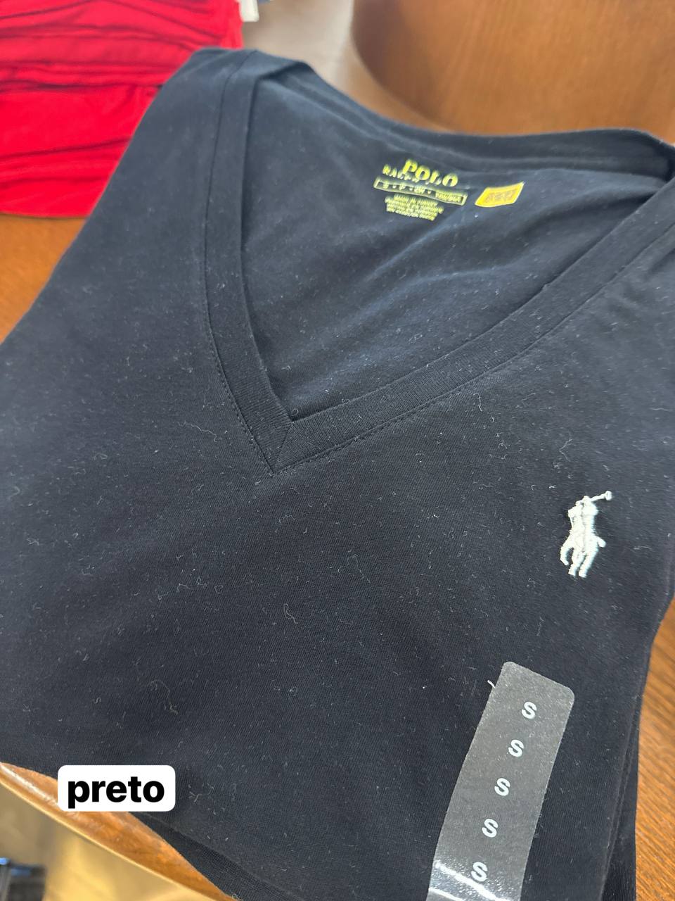 camiseta gola V