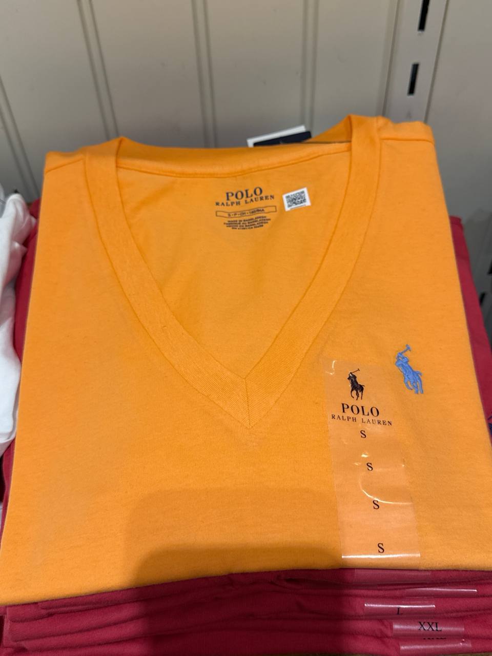 camiseta gola V