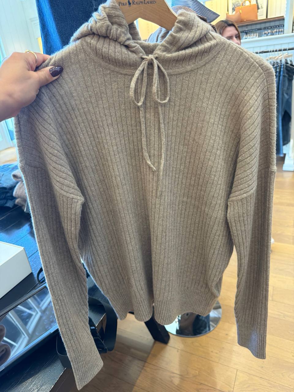 Blusa de linha e capuz