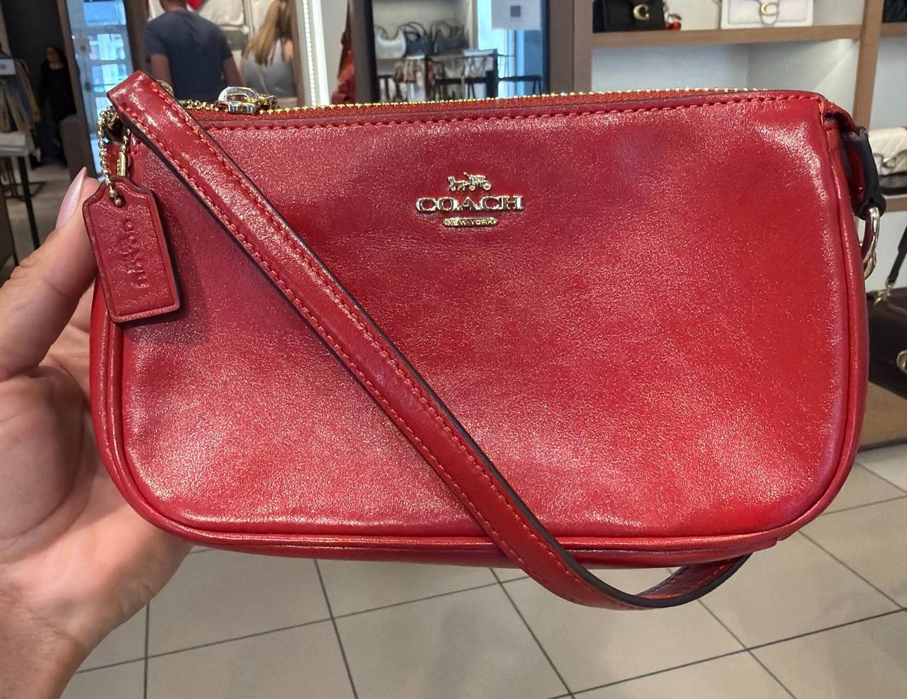 Bolsa com alça curta cabe iPhone pro max