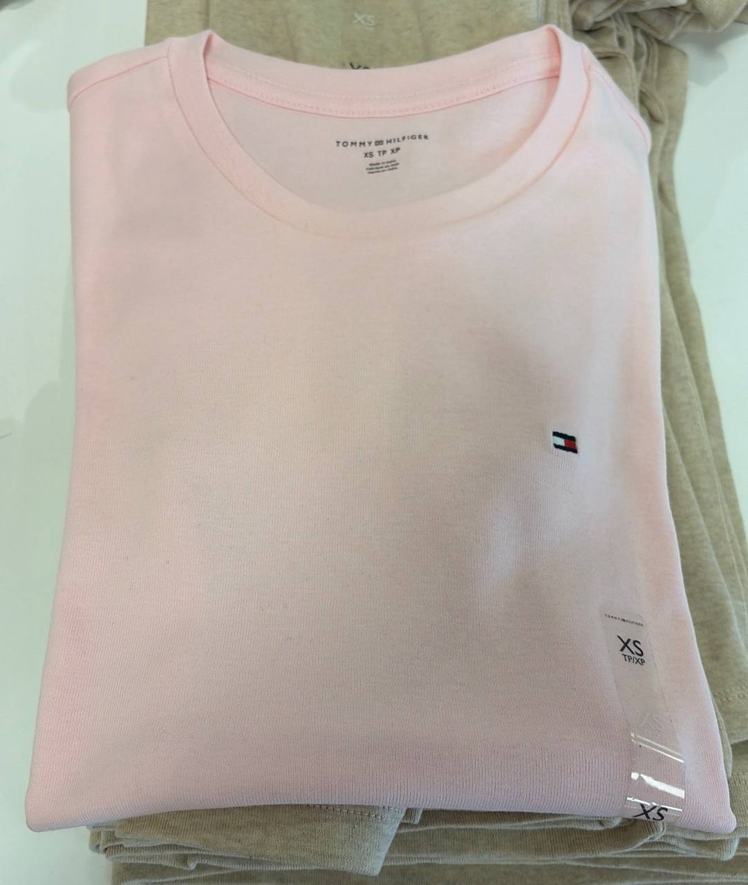 camiseta gola V manga curta