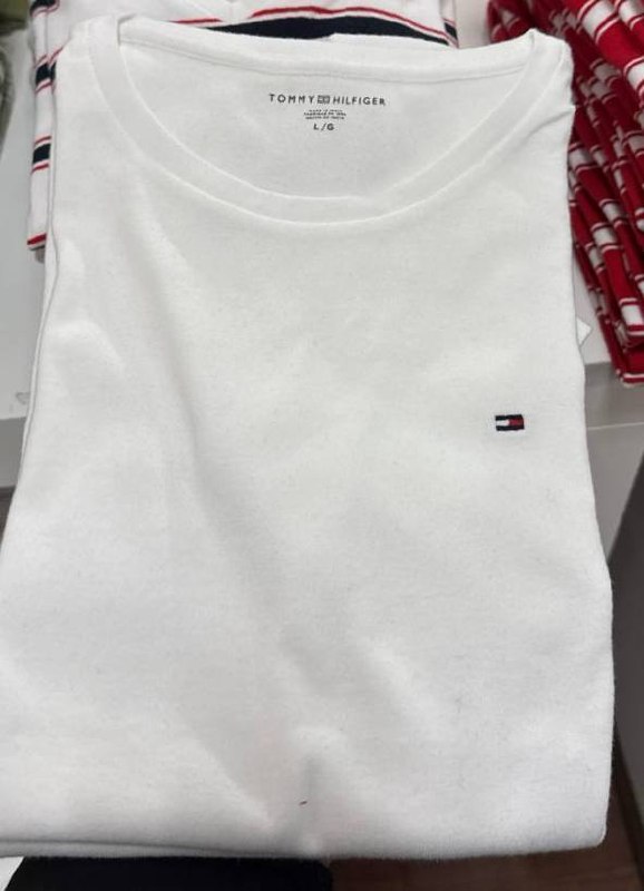camiseta gola V manga curta