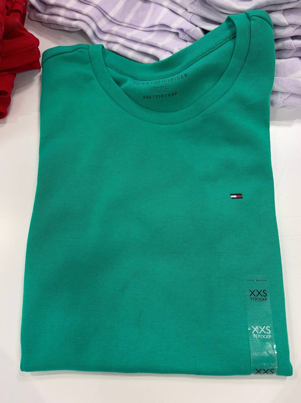 camiseta gola V manga curta