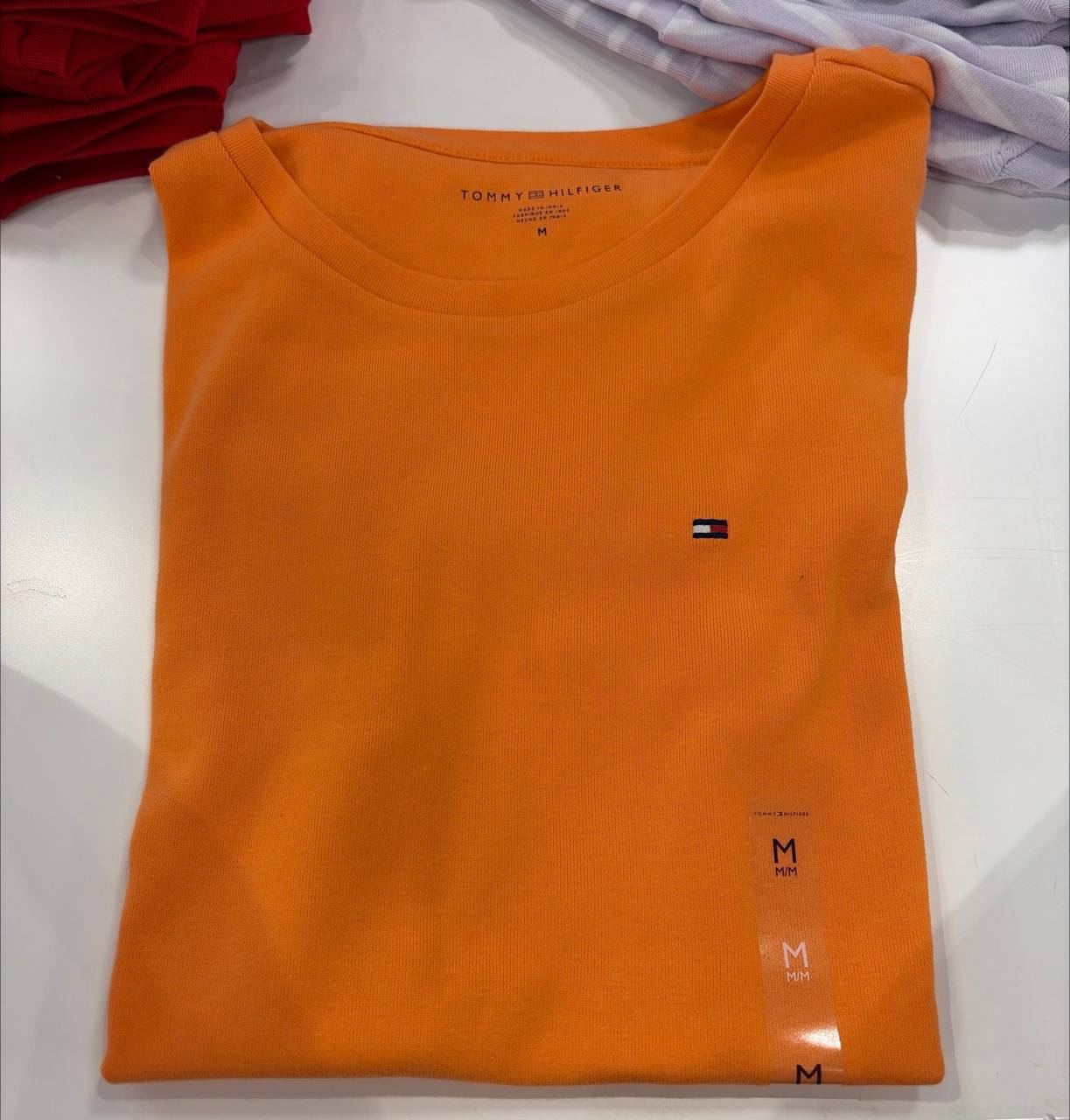camiseta gola V manga curta