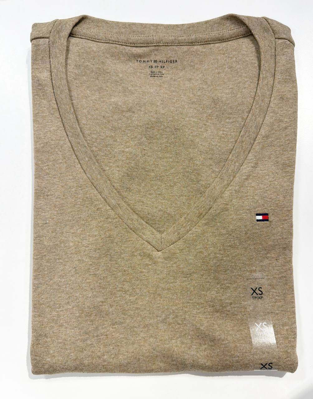 camiseta gola V manga curta