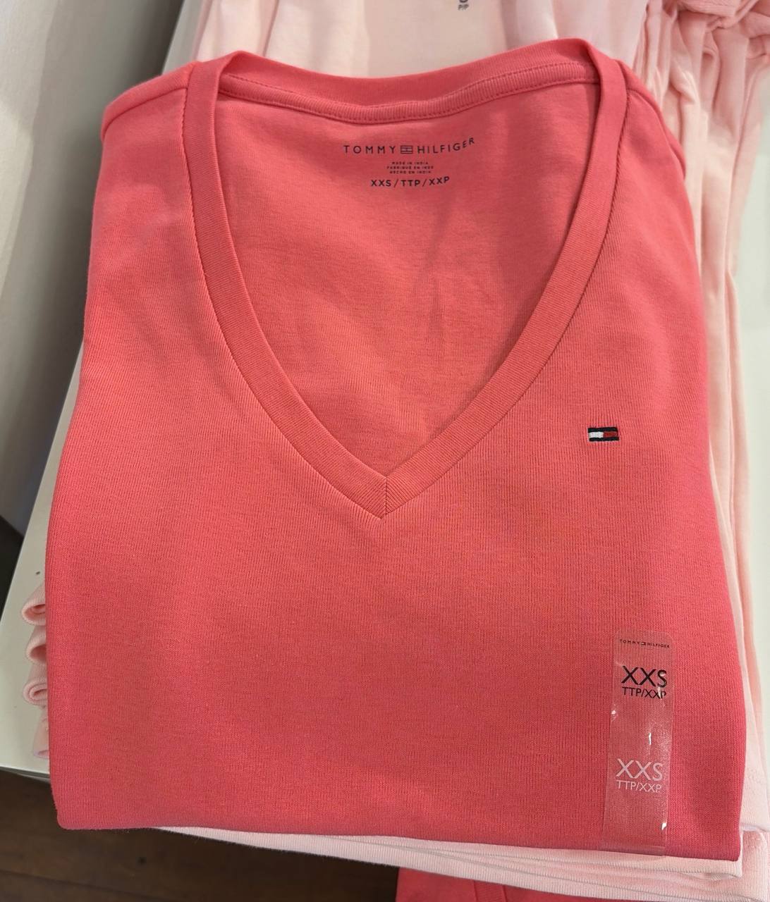 camiseta gola V manga curta
