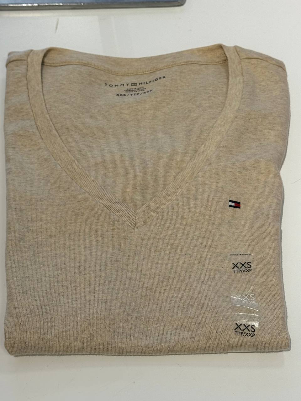camiseta gola V manga curta