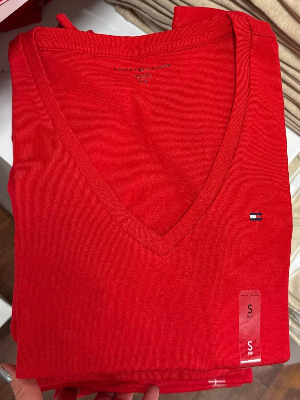 camiseta gola V manga curta