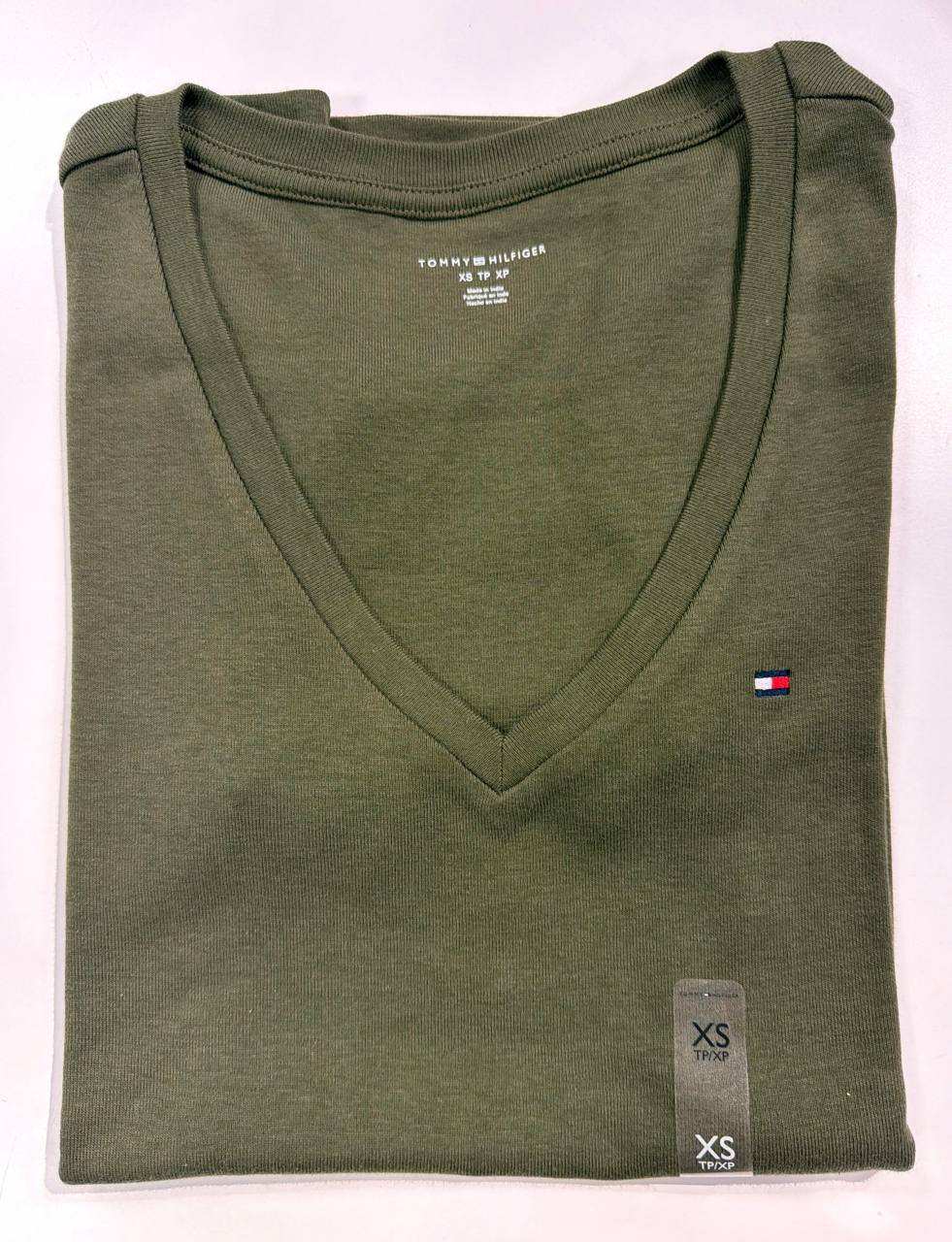 camiseta gola V manga curta