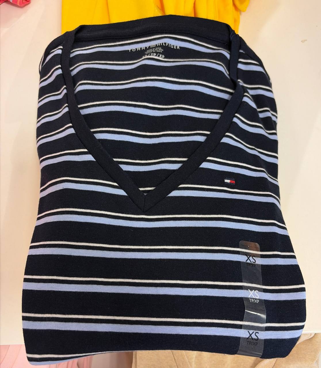 camiseta gola U manga curta