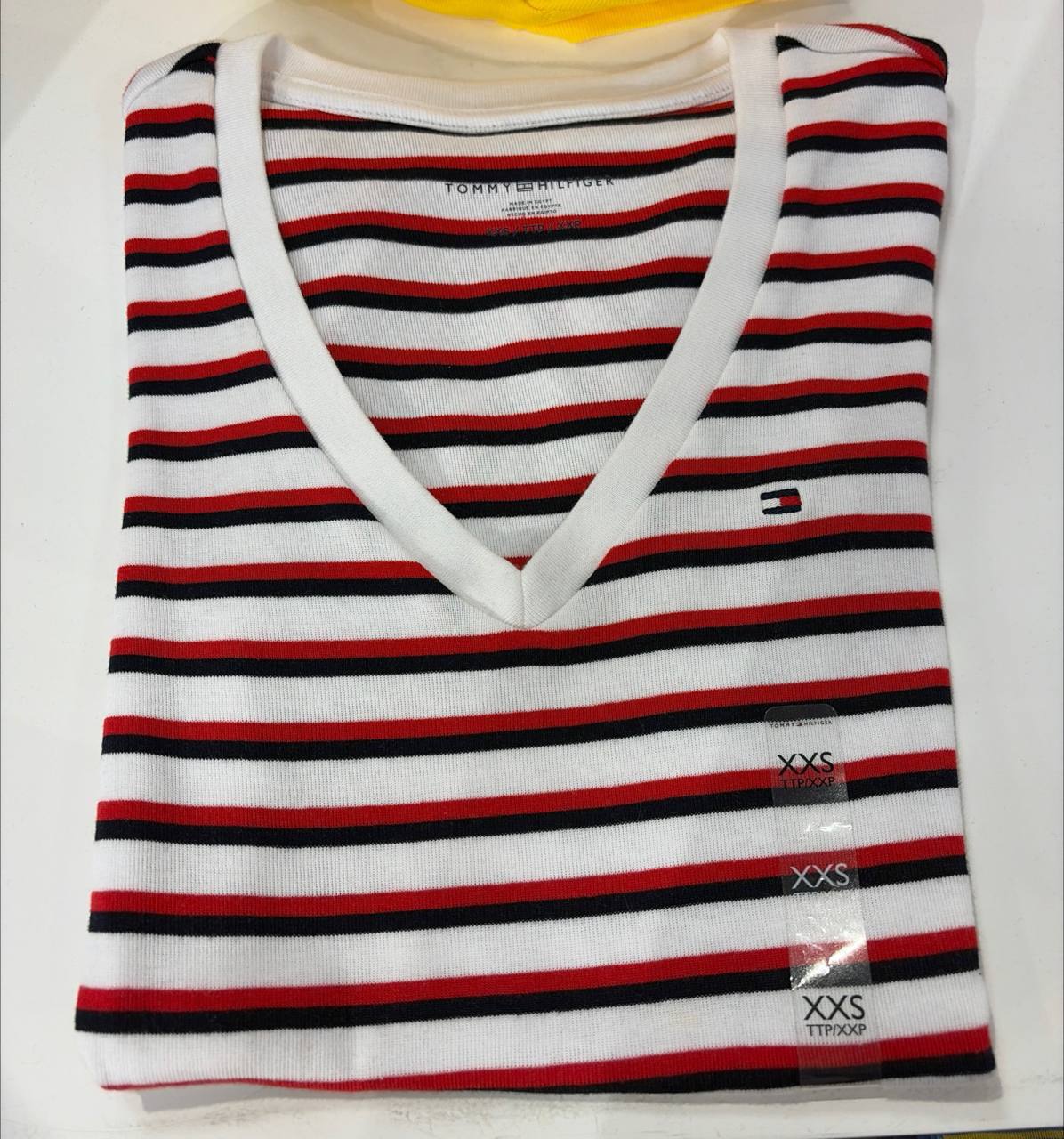 camiseta gola U manga curta