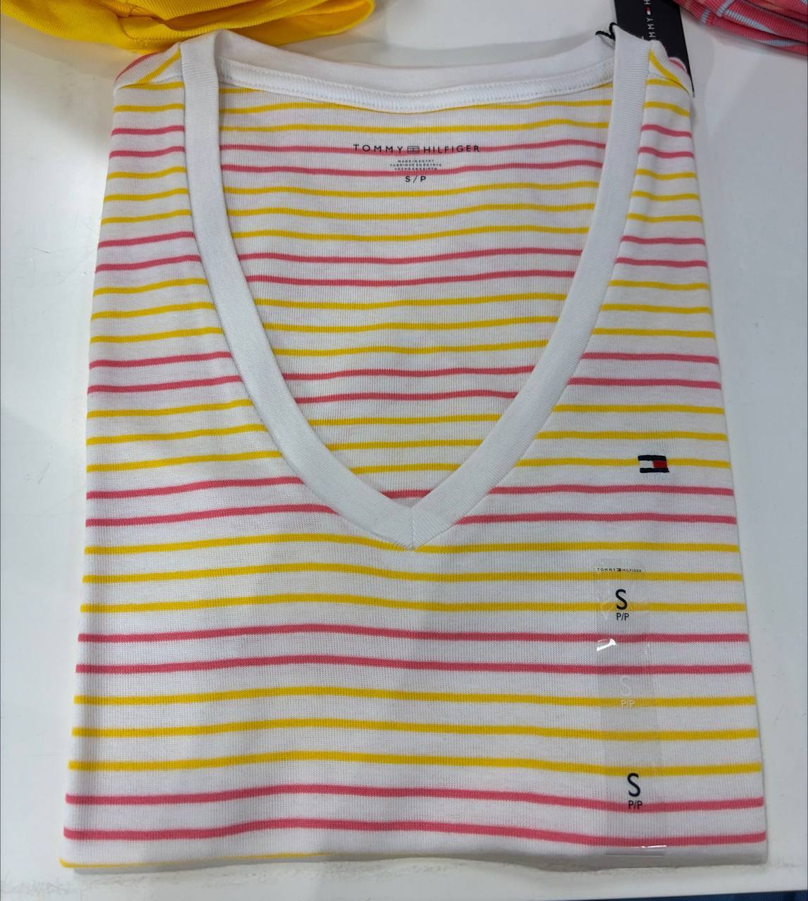 camiseta gola U manga curta