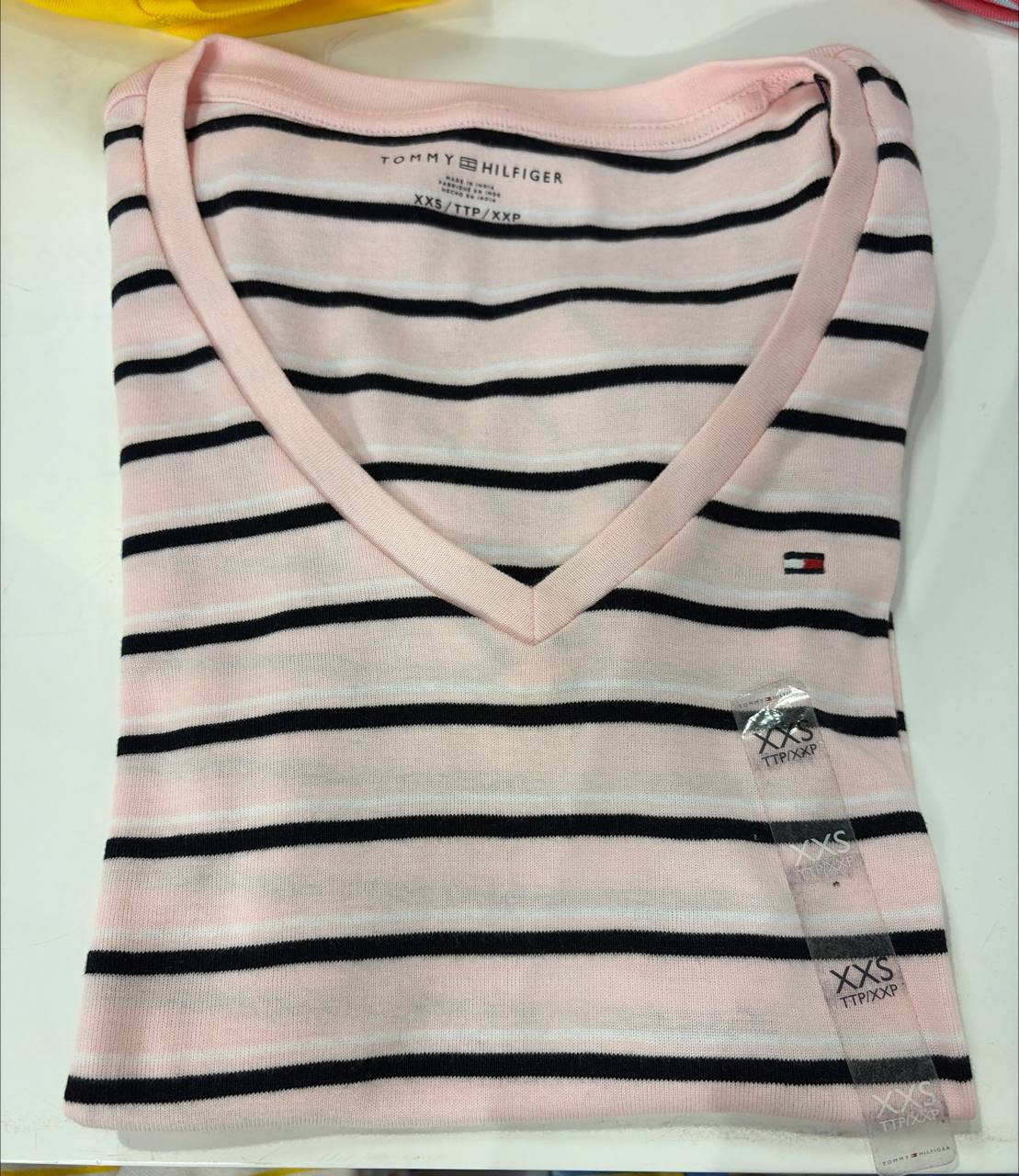 camiseta gola U manga curta