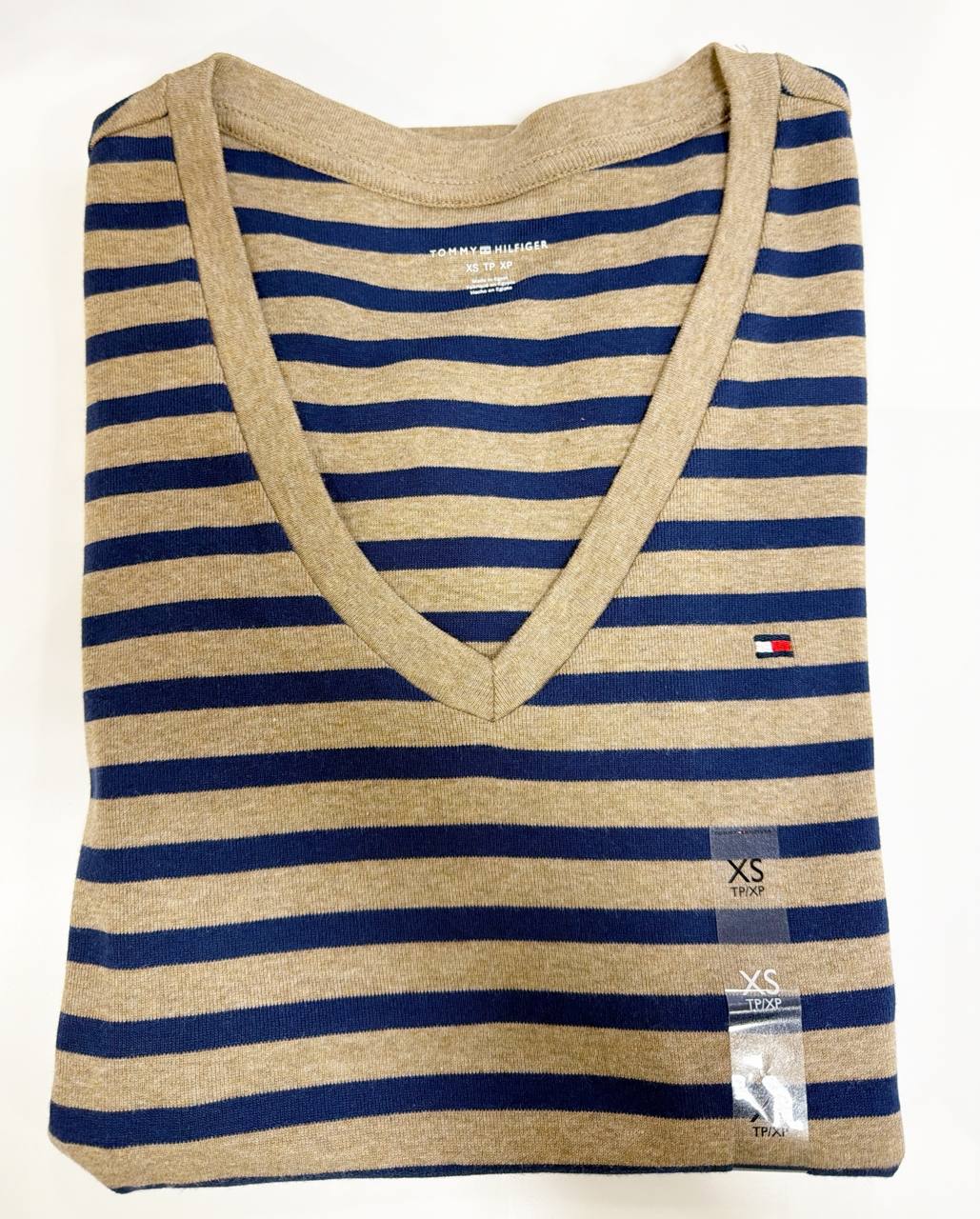 camiseta gola U manga curta