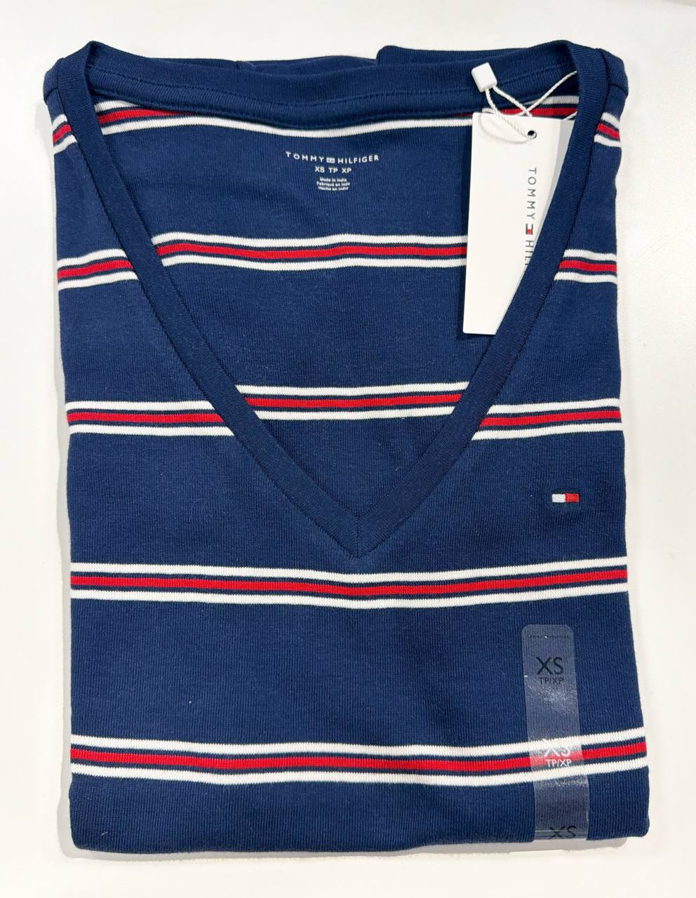 camiseta gola U manga curta