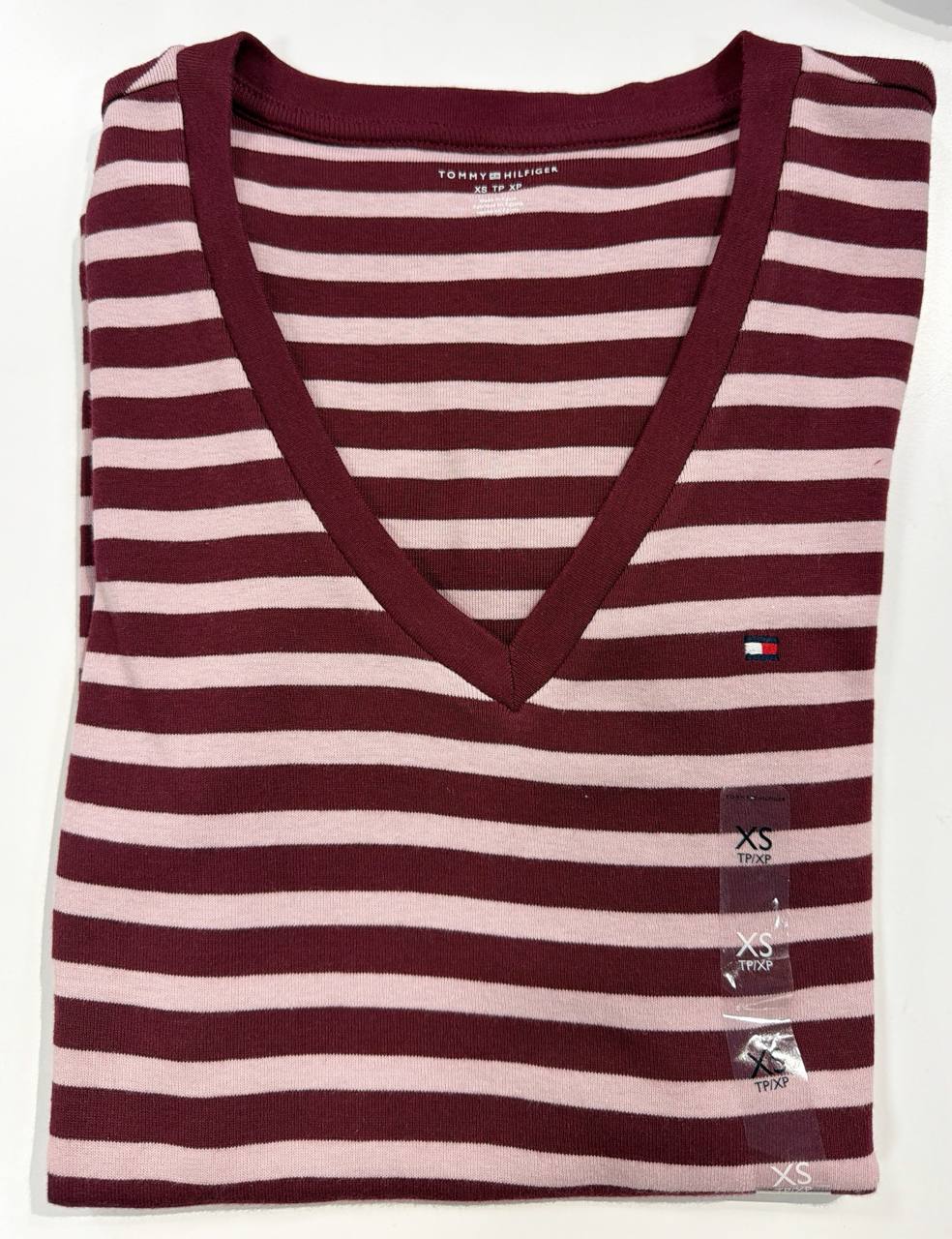 camiseta gola U manga curta