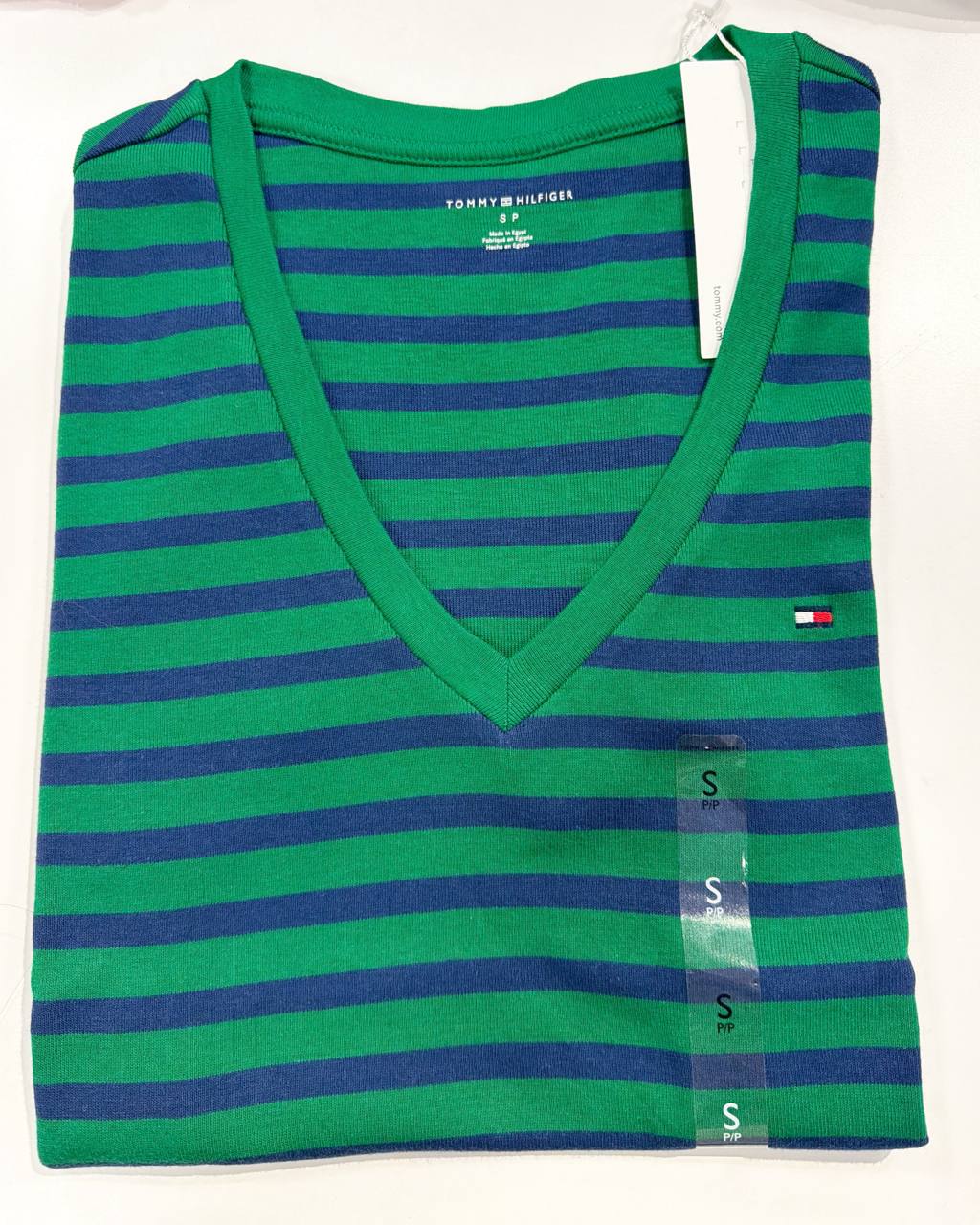 camiseta gola U manga curta