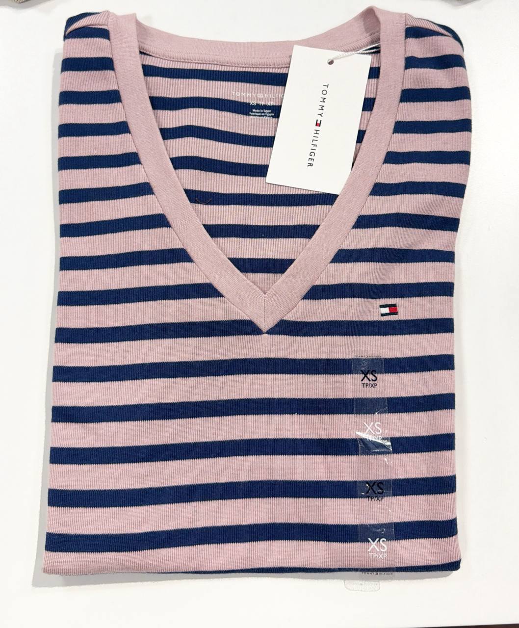 camiseta gola U manga curta