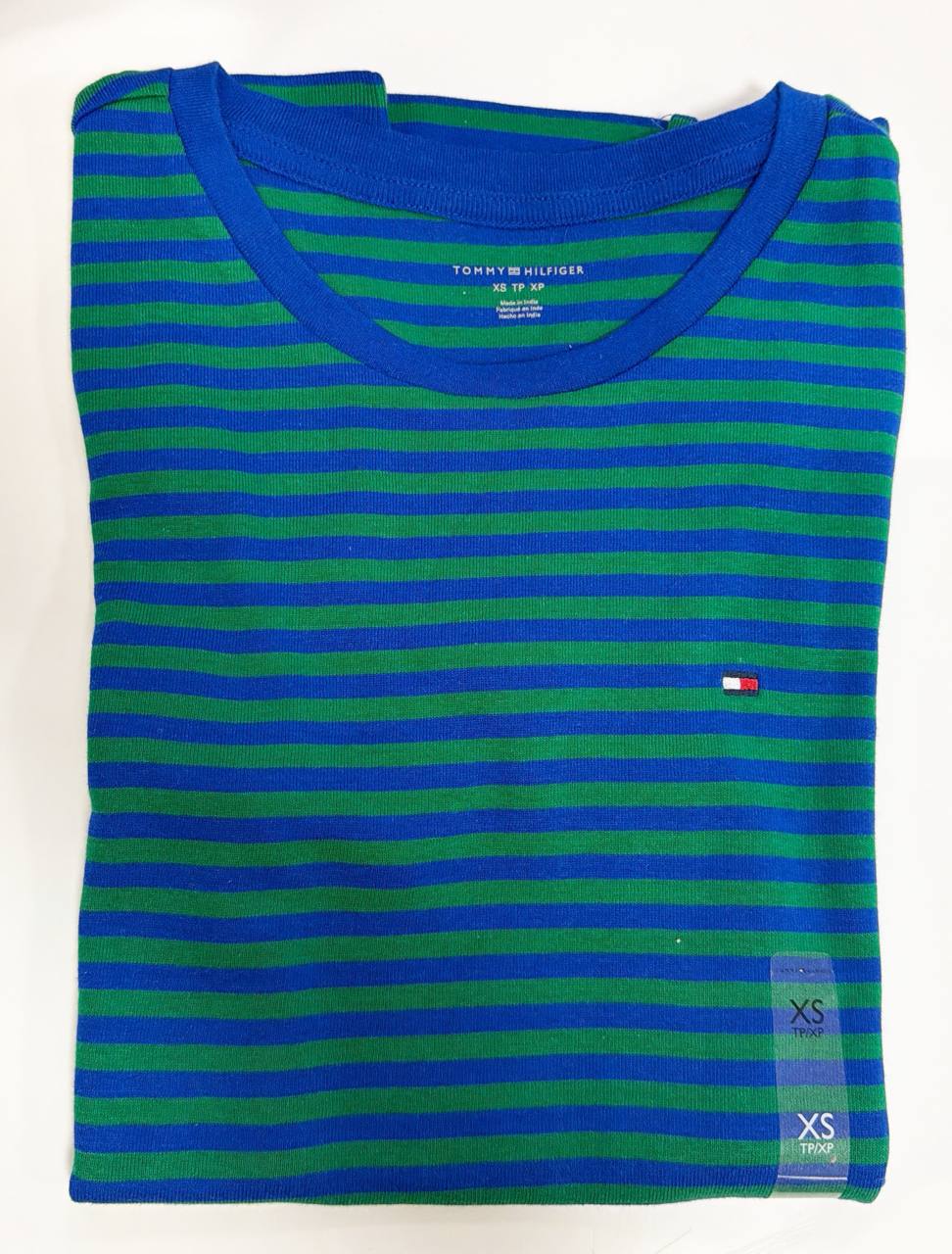 camiseta gola U manga curta