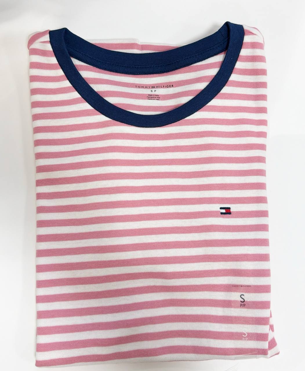 camiseta gola U manga curta