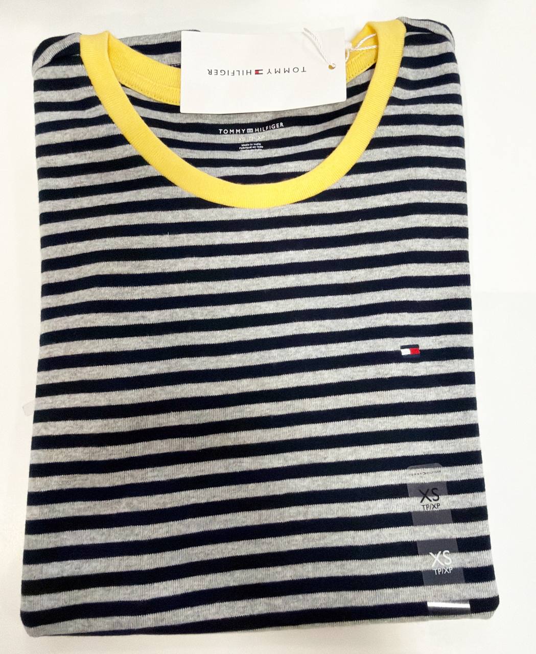 camiseta gola U manga curta