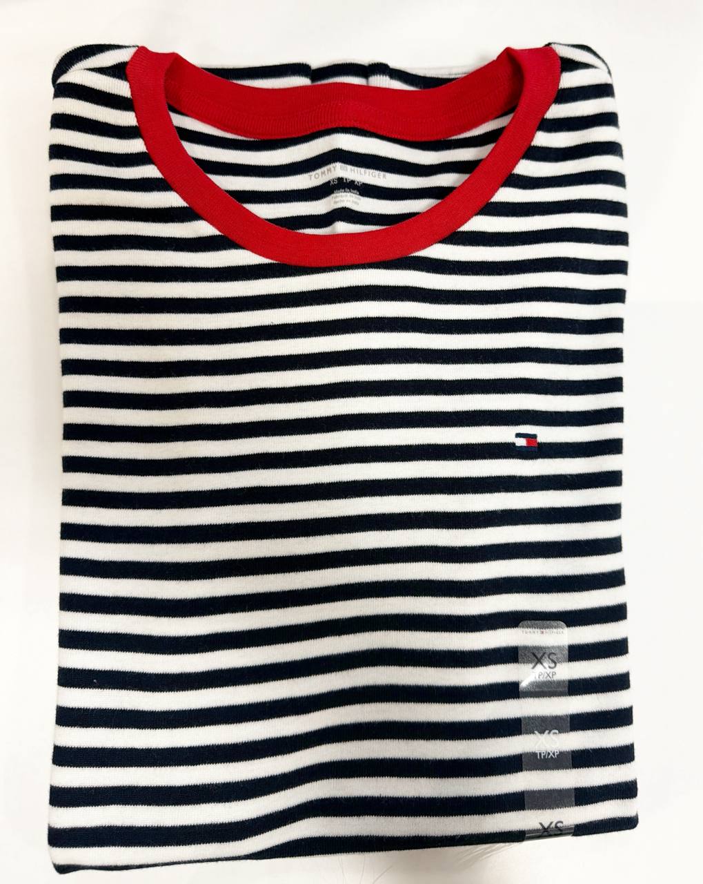 camiseta gola U manga curta