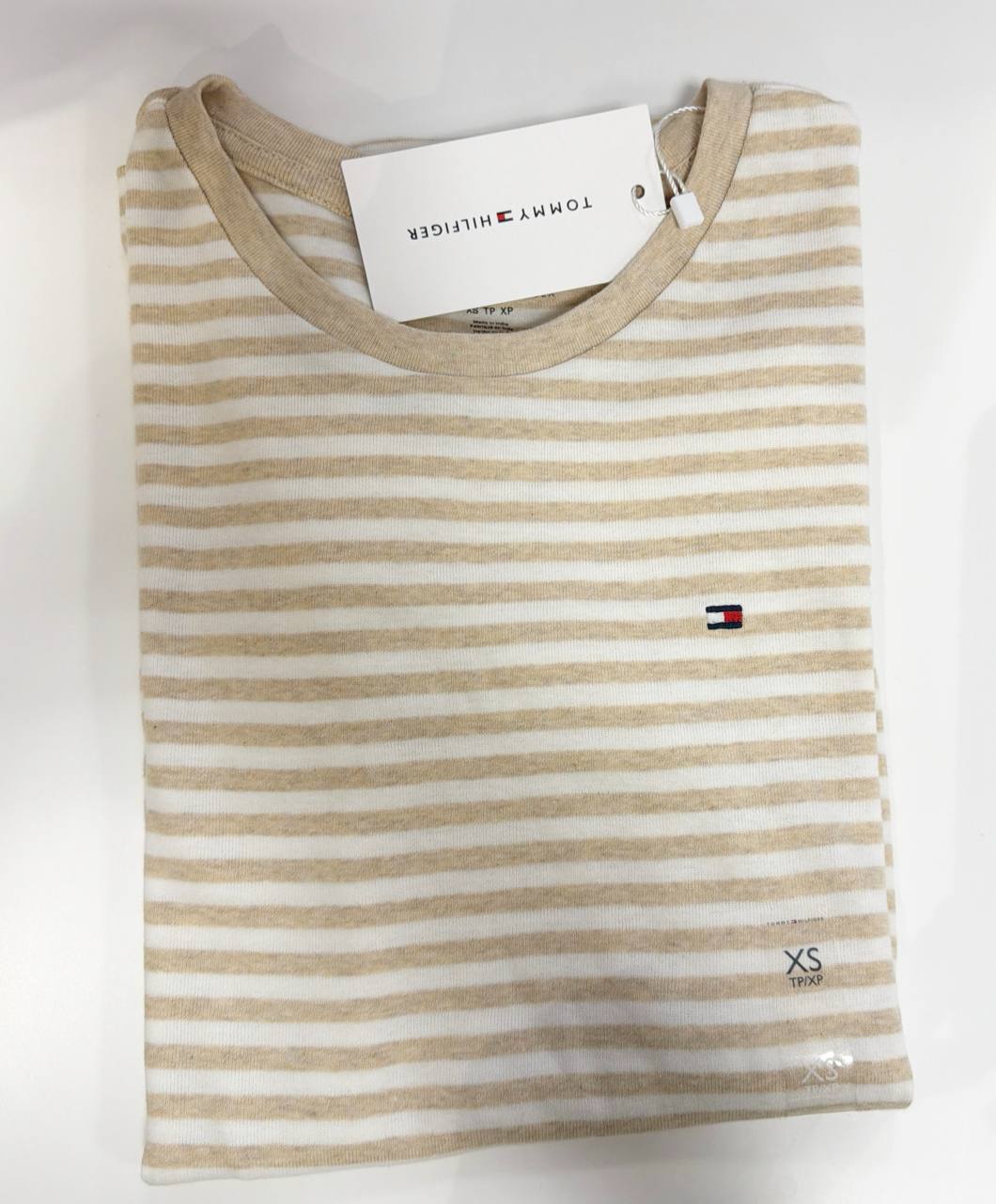 camiseta gola U manga curta