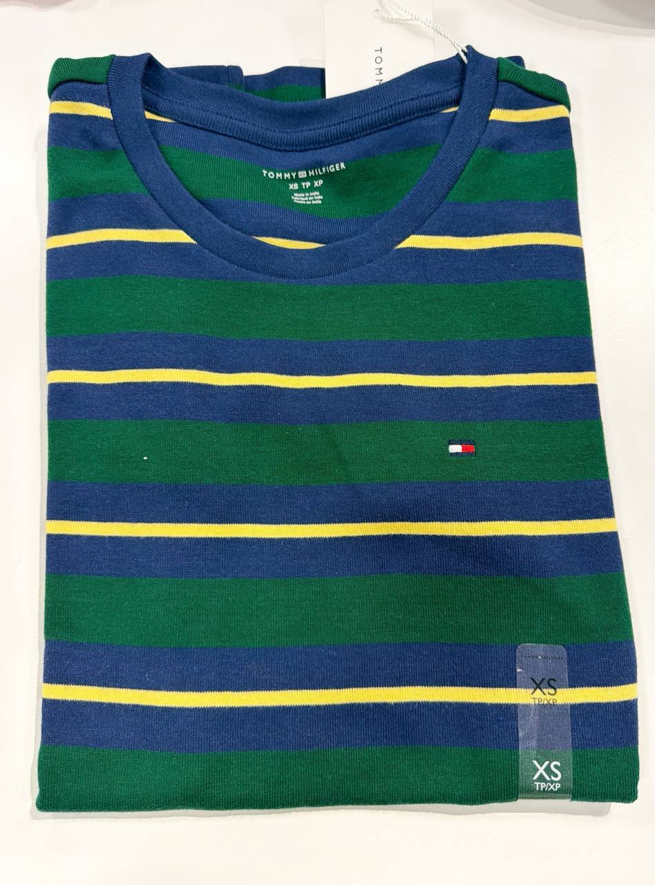 camiseta gola U manga curta