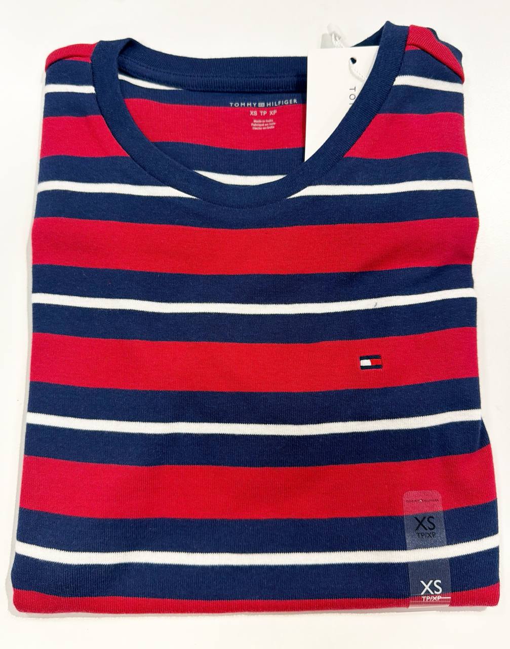 camiseta gola U manga curta