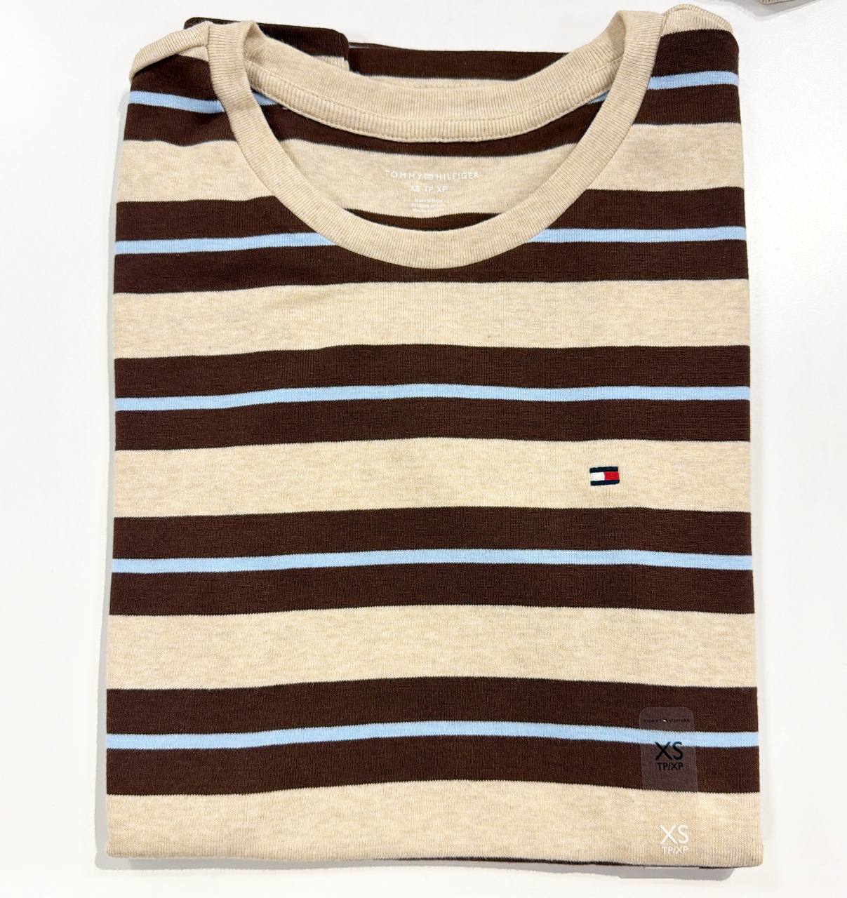 camiseta gola U manga curta