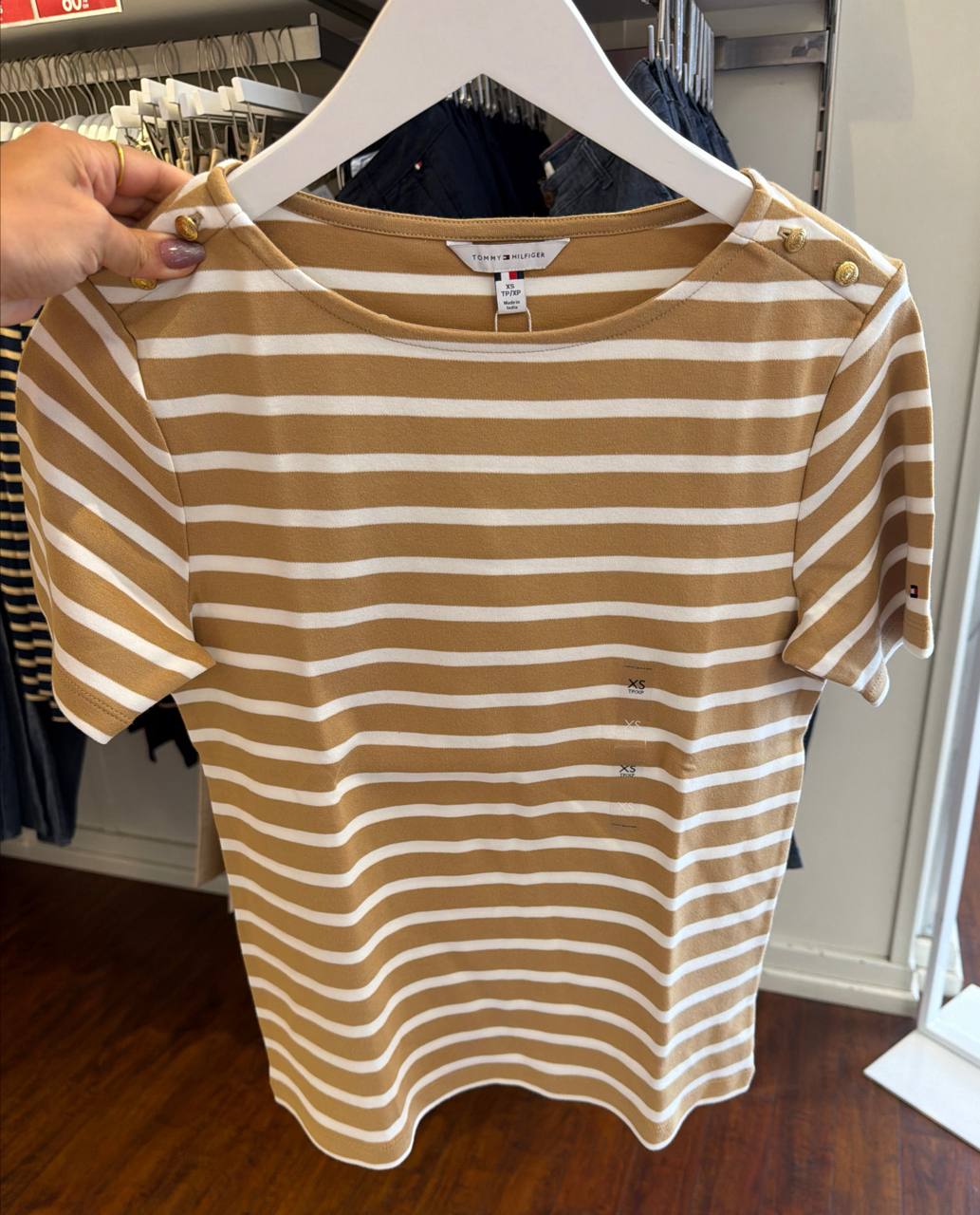 camiseta gola U manga curta com botão