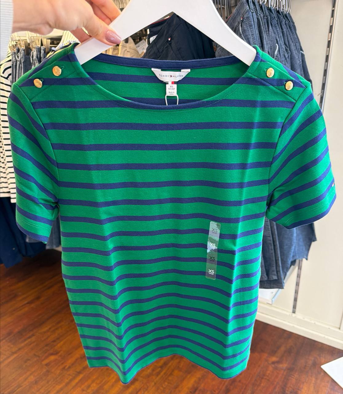 camiseta gola U manga curta com botão