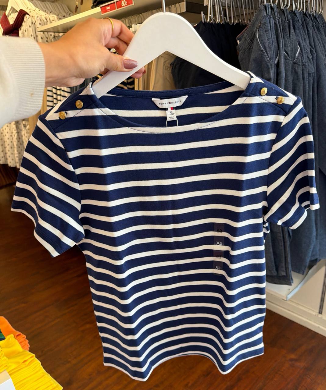 camiseta gola U manga curta com botão