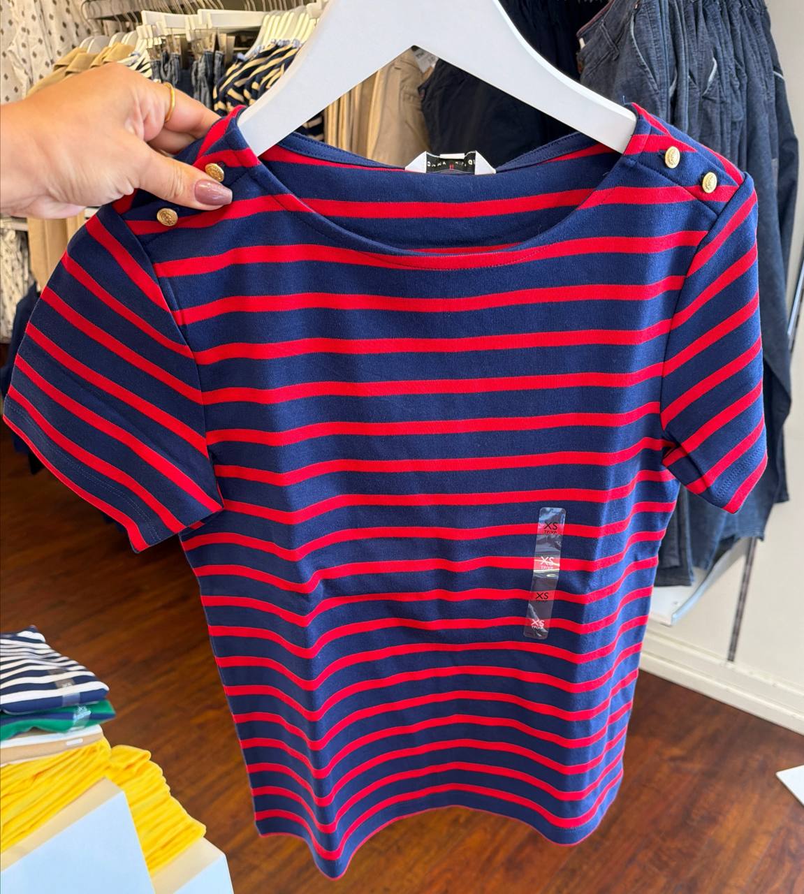 camiseta gola U manga curta com botão