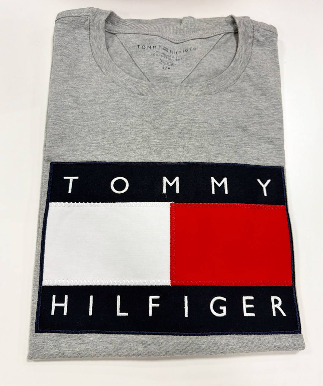 Camiseta Regular Fit Gola U bordada